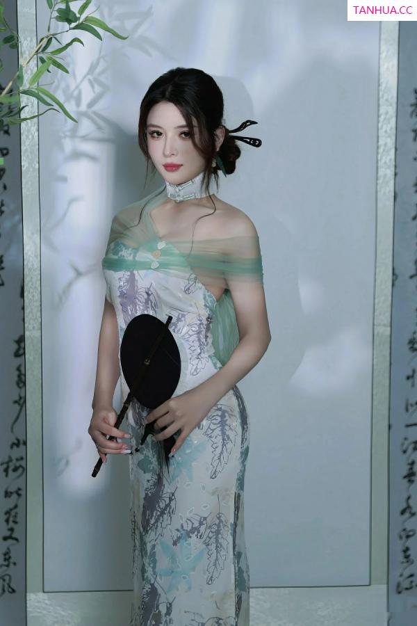   [XiuRen]高清写真图 2025.08.27 No.10694 阿依莎 浅色古风第10张图片
